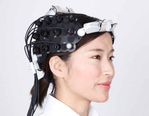 光脳機能イメージング装置 OEG-17APDを装着した計測例