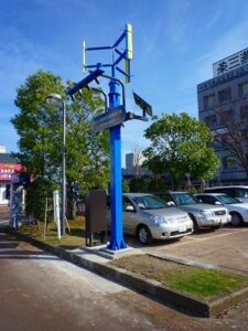 青い風車のブレードは、アルミ合金製