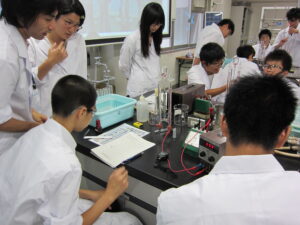 体験学習：物質工学科 マジで化学実験！