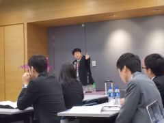セッションチェアーを務める皆川准教授