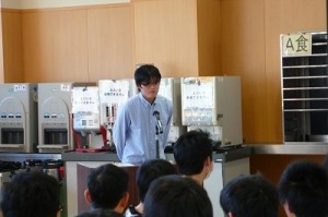 あいさつする橋立男子寮長
