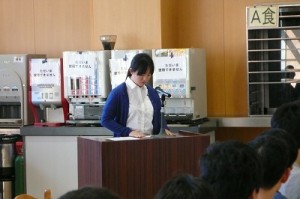 あいさつする清水女子寮長