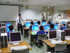総合情報処理センター第1端末室の見学
