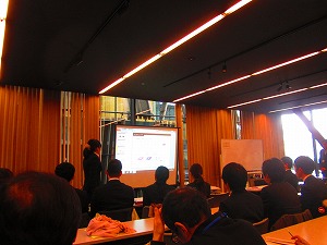 物質工学専攻2年生の口頭発表の様子