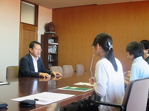新教育プログラムでの取り組み 2 笠原建設鈴木社長への取材