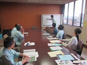 新教育プログラムでの取り組み 3 企業が抱えている問題について意見交換