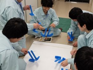 総合製作－受動歩行ロボットの設計・製作（３学年）
