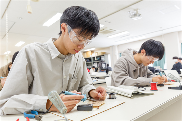 電子回路の製作（２学年）
